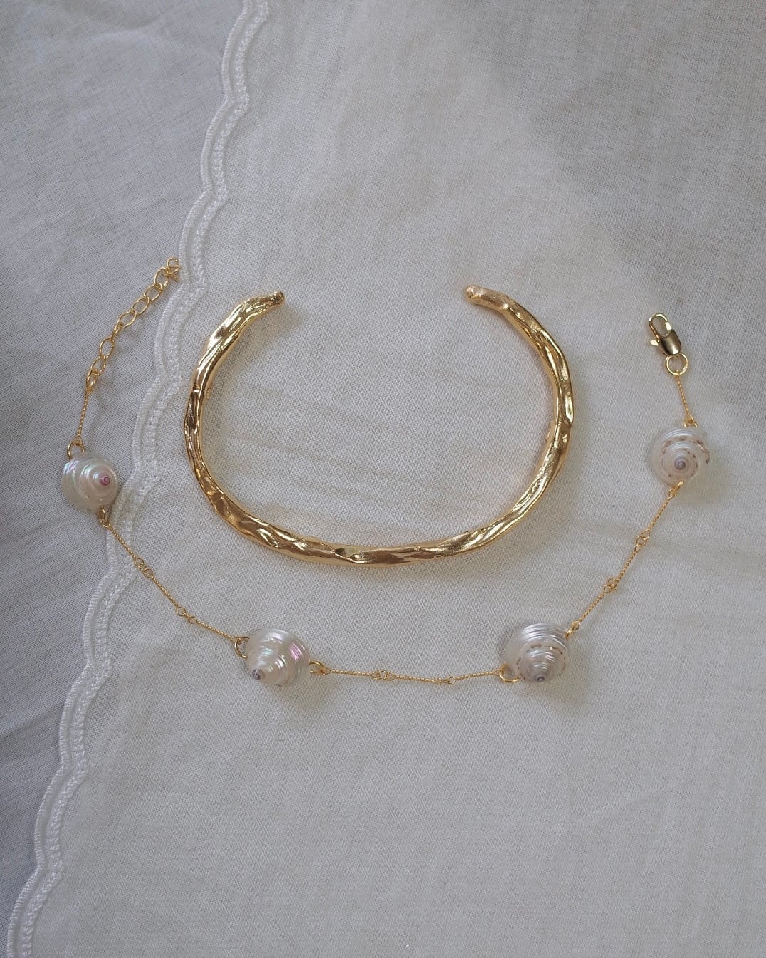 Chain ＆ Whiteshell bracelet