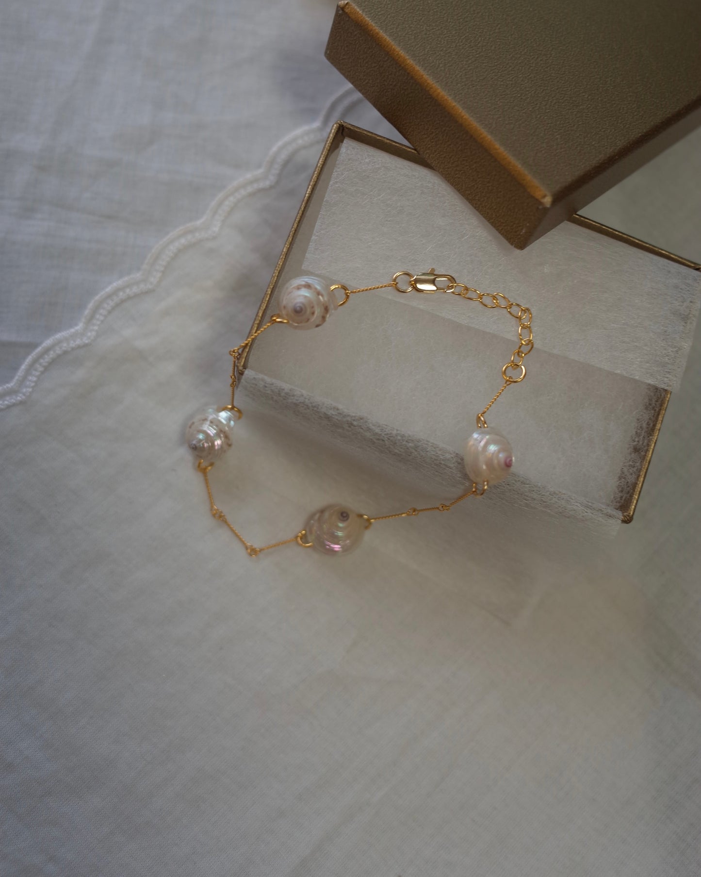 Chain ＆ Whiteshell bracelet