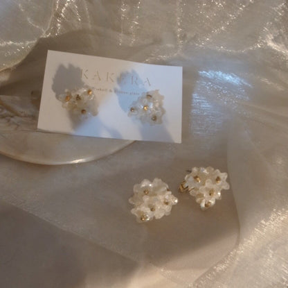 white seashell flowers pierce