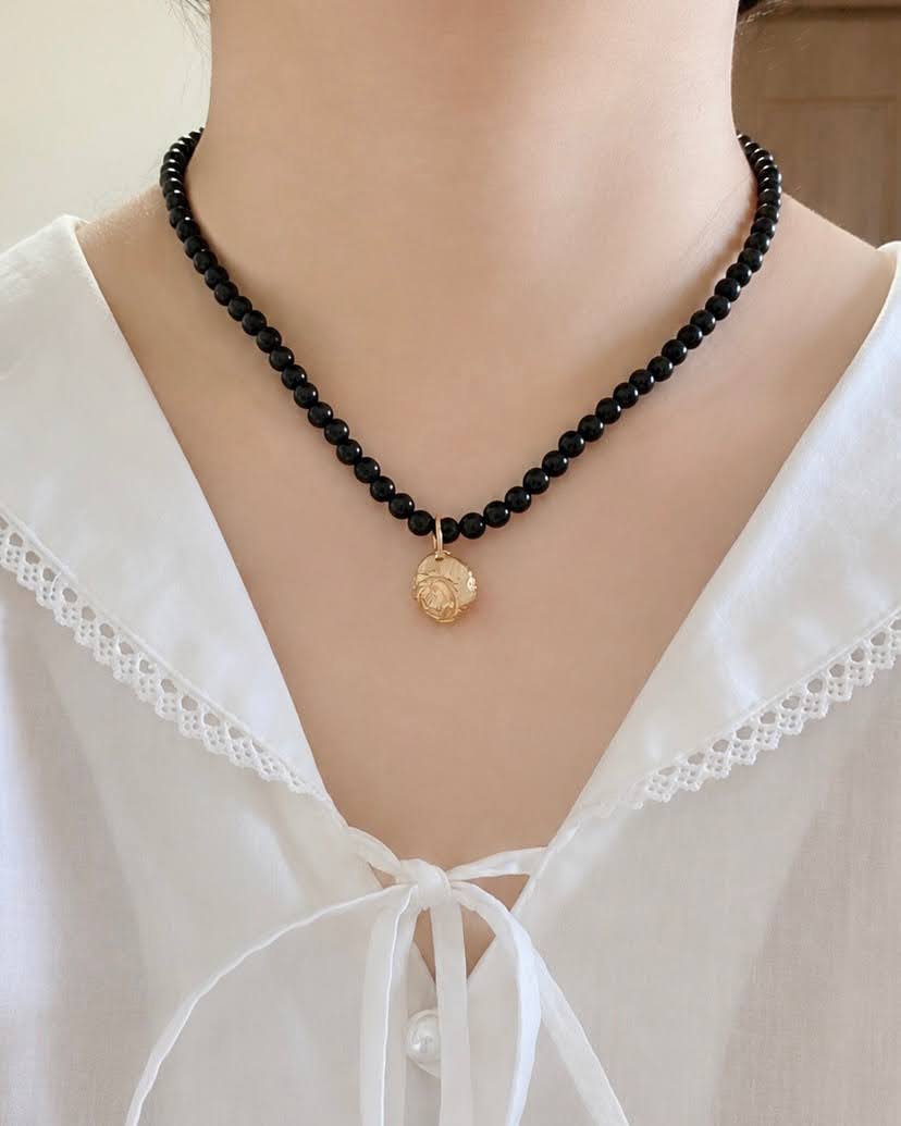 Seashell charm & Jet necklace