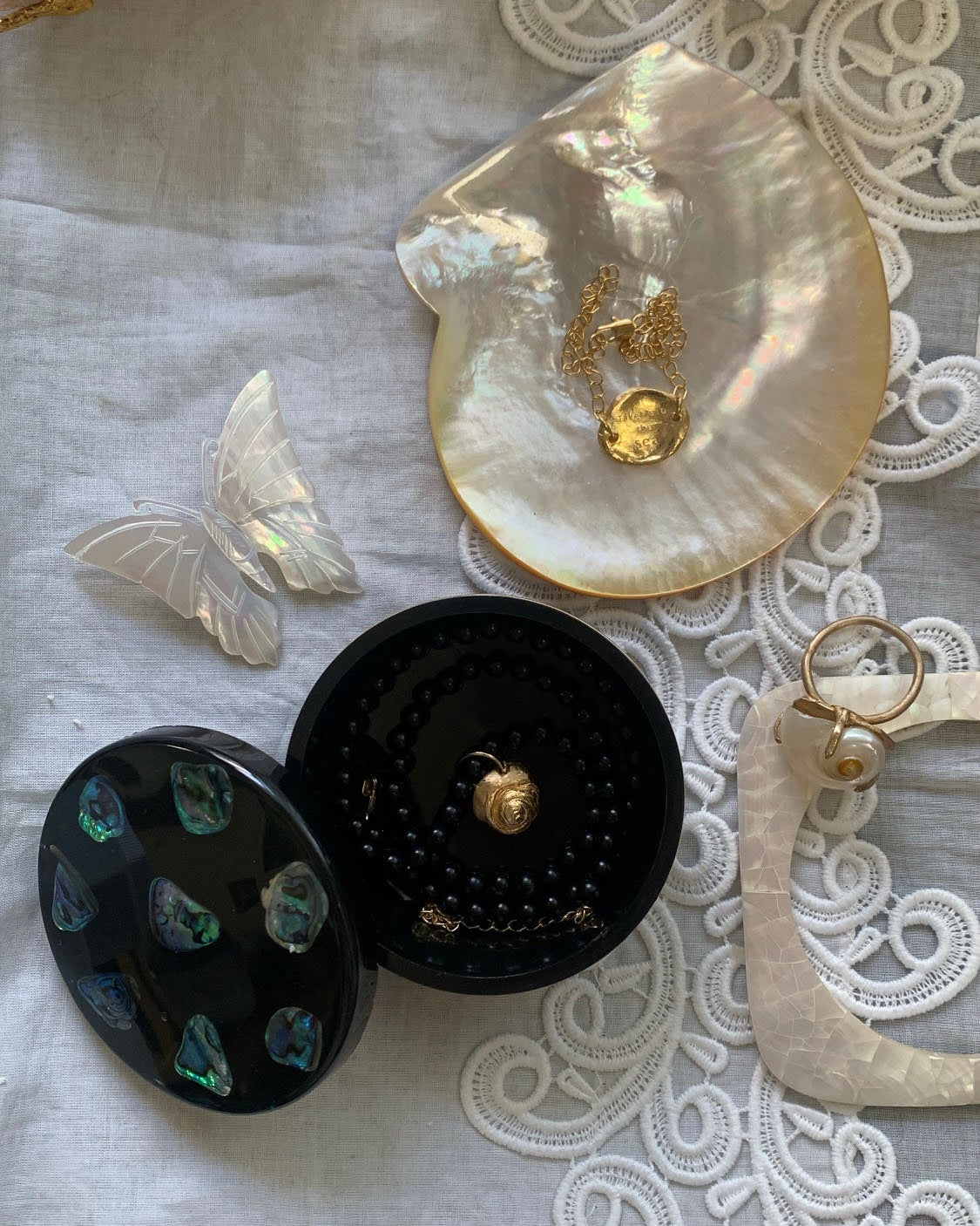 Seashell charm & Jet necklace