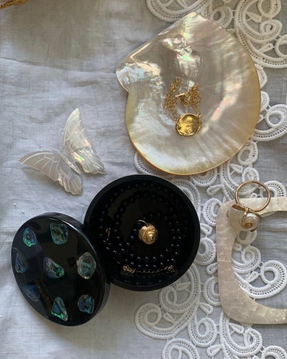 Seashell charm & Jet necklace