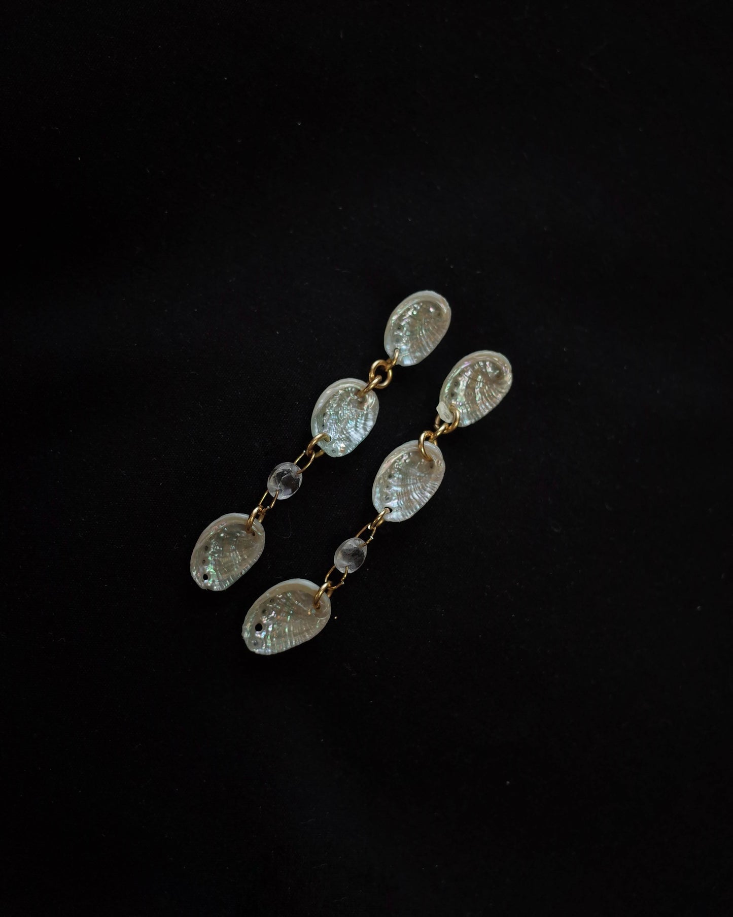 Piercing aus weißer Muschel