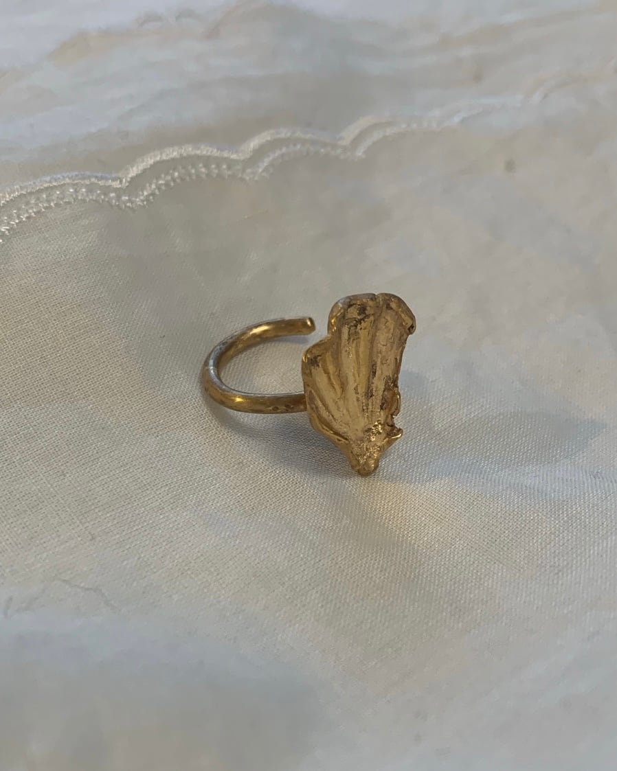 memory of seashell earcuff