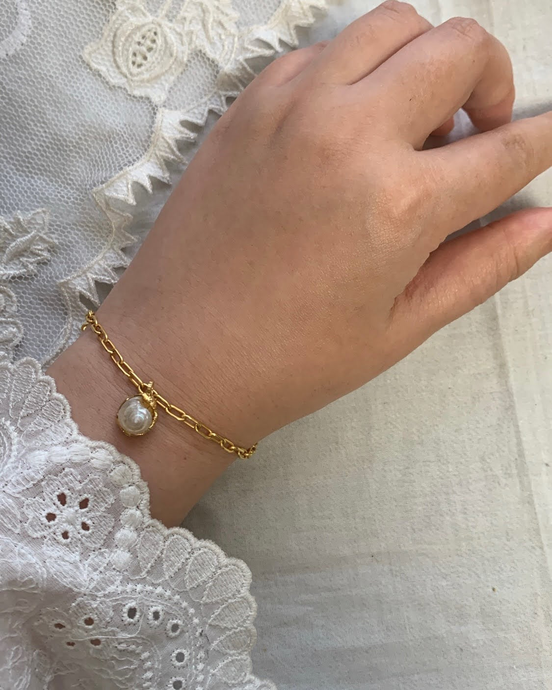 Whiteshell bracelet